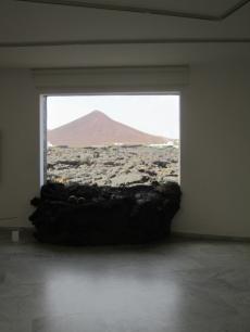 окно с видом на вулканический холм и  втекающей в него лавой foto by anirish